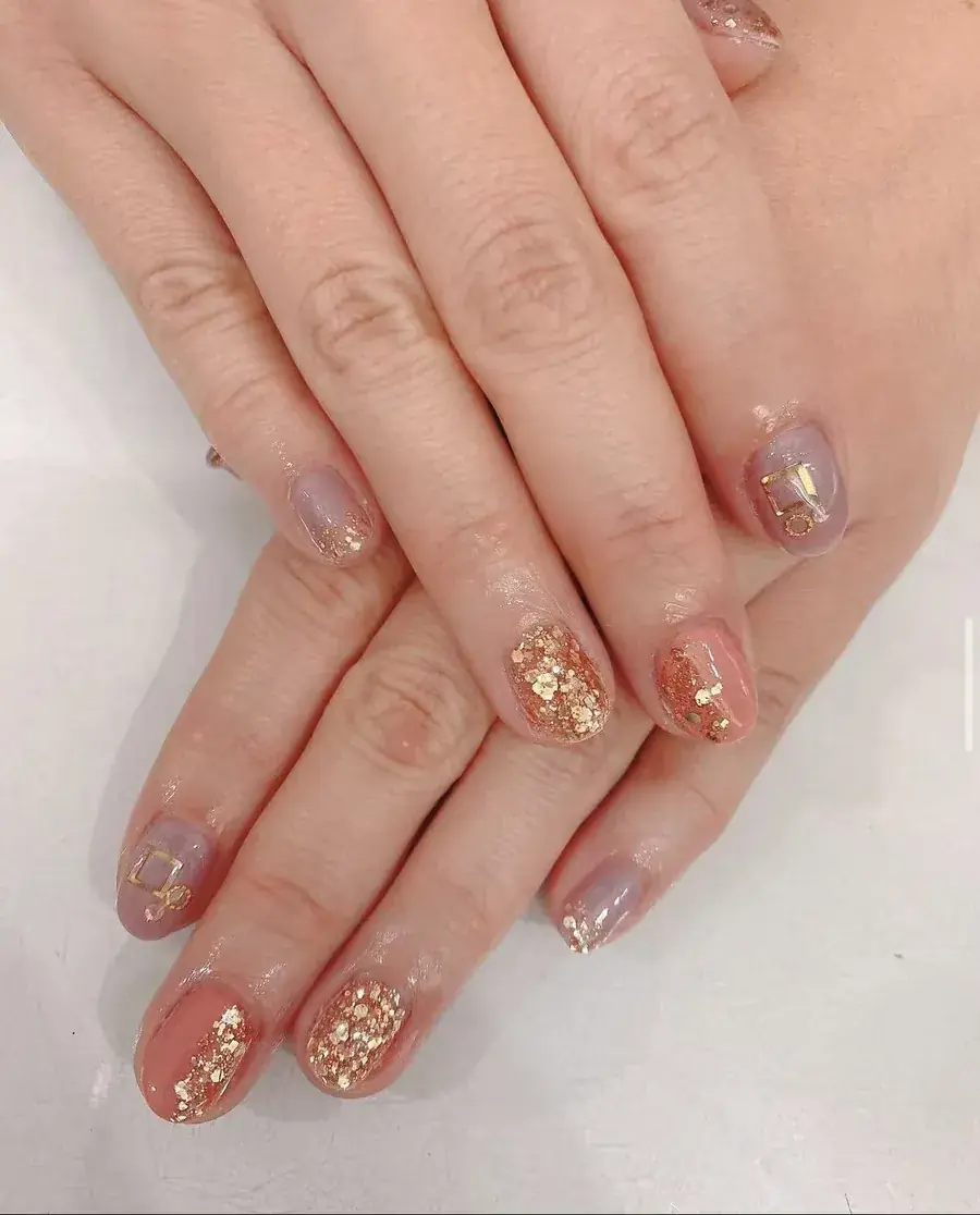 淡紫透明底鋪金箔亮片的漸層凝膠美甲，短圓甲型｜台中逢甲美甲作品