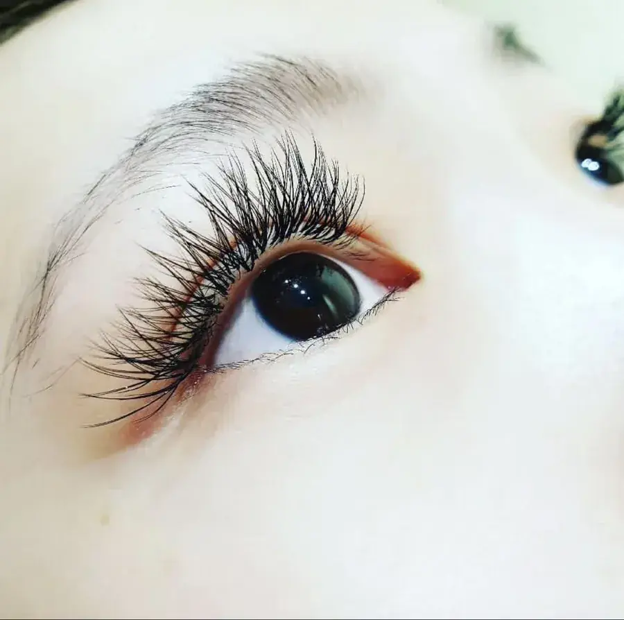 光固美睫濃密上翹款，長度與密度較高的睜眼實拍｜台中逢甲接睫毛 W.M自然美學空間