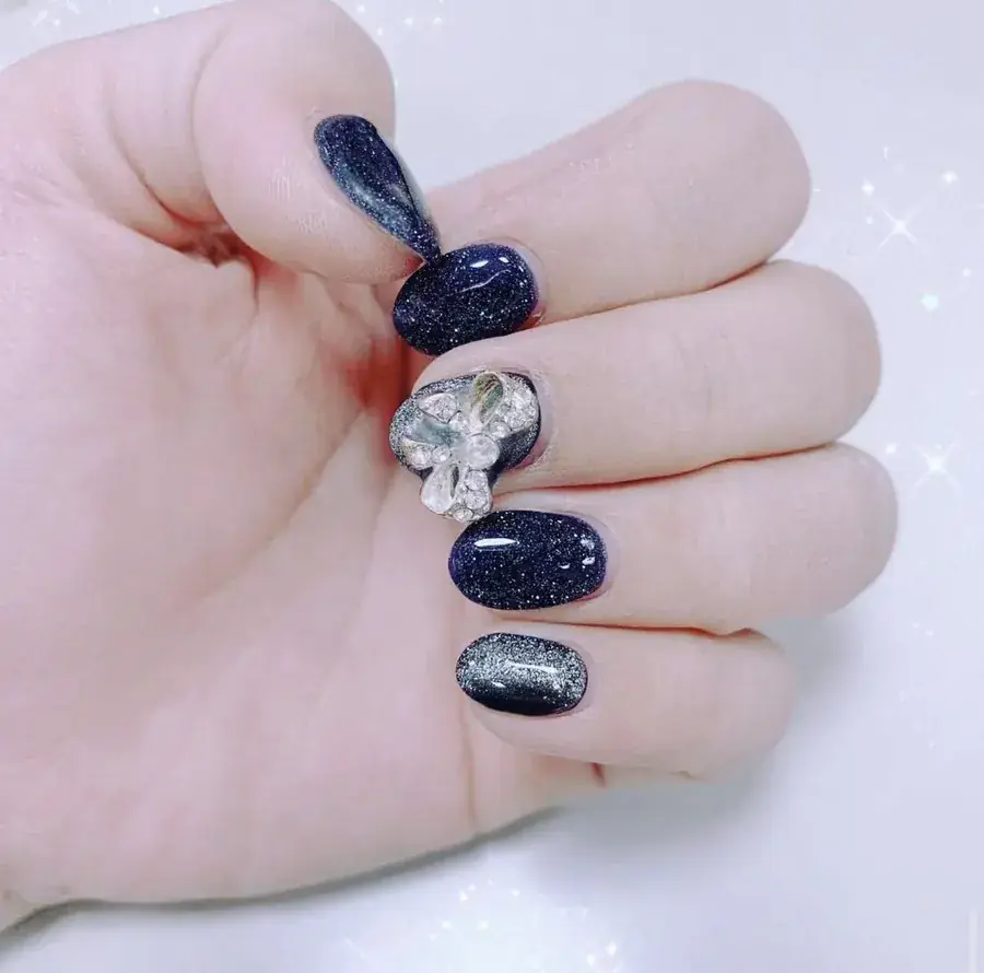 深藍星空閃粉搭配立體白花與水晶的凝膠美甲，橢圓甲型｜台中西屯美甲